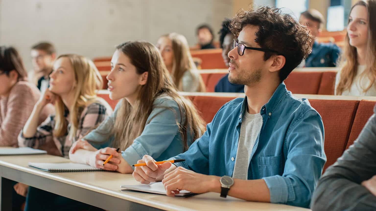 Attended university. Студенты на лекции. Студенты в аудитории. Лекция в университете. Люди в университете.