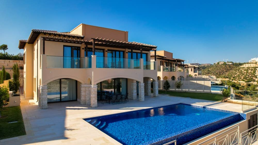 Luxury villas in an elite golf community 1