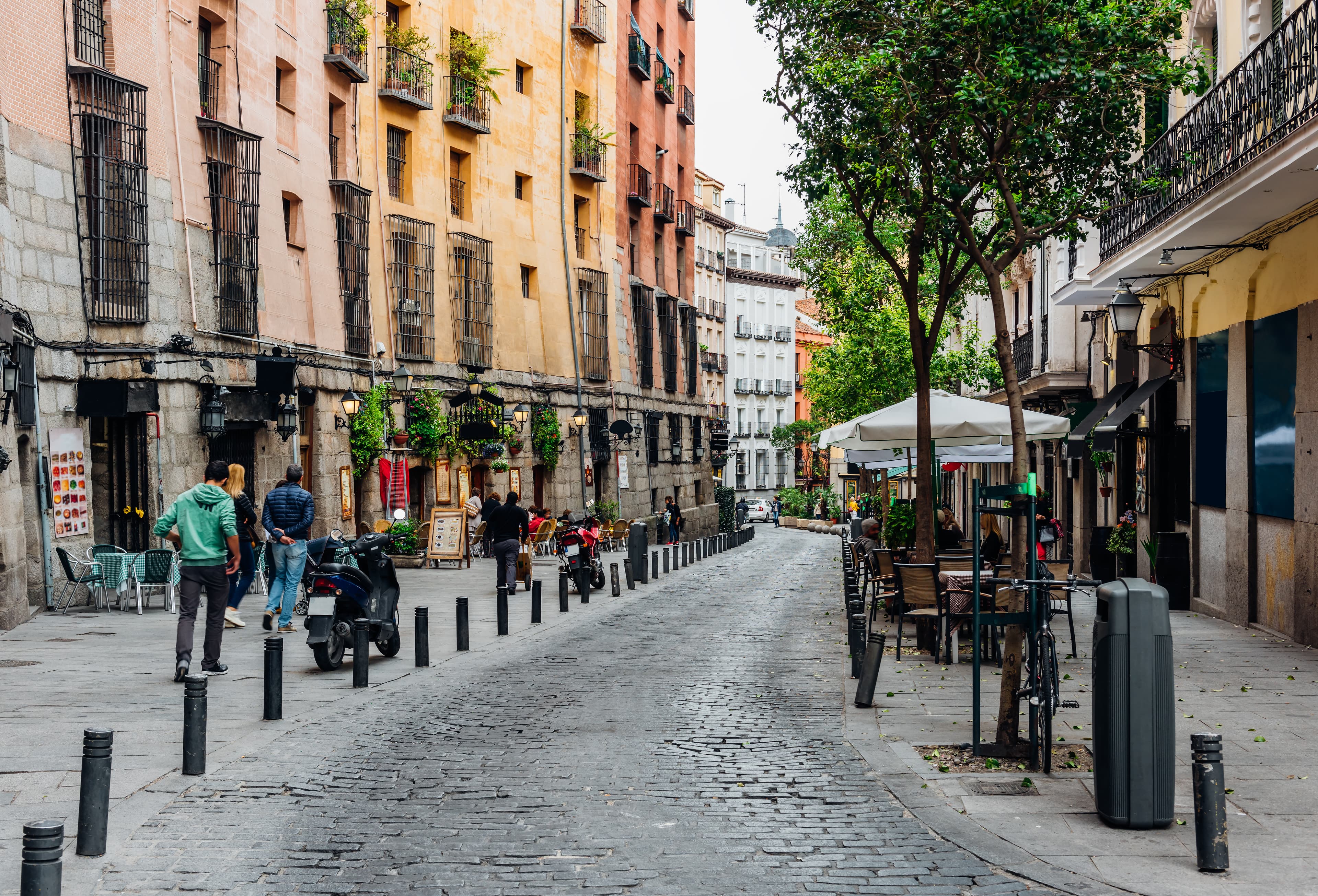 Moving to Spain from the United States: tips on residency options, living costs, and smooth relocation 