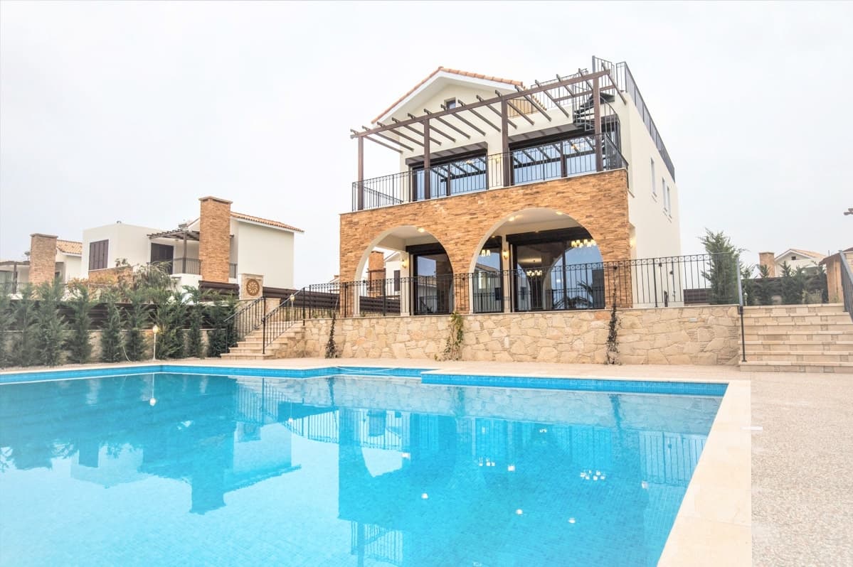 Three-storey villa with a swimming pool in a gated community by the sea 2