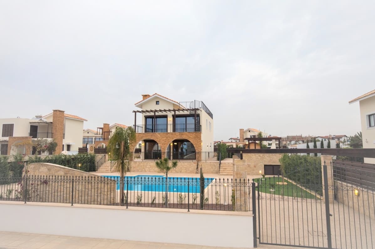 Three-storey villa with a swimming pool in a gated community by the sea 5