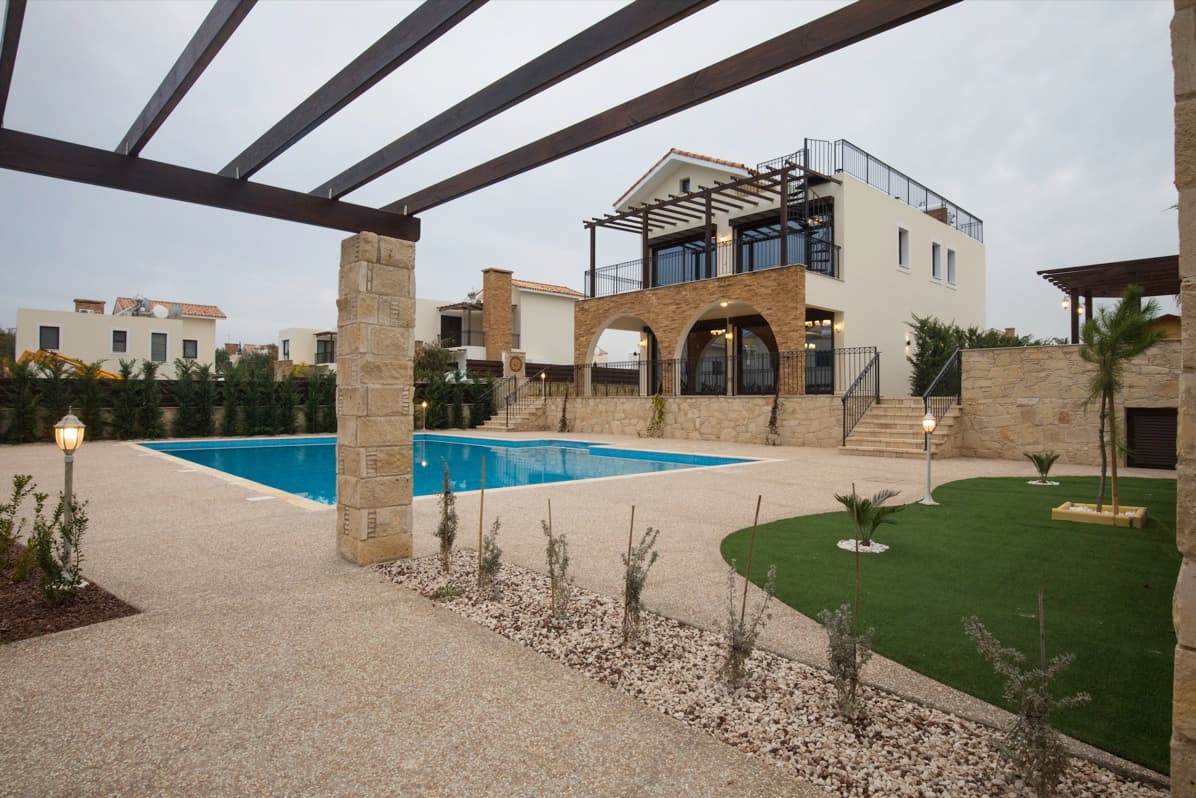 Three-storey villa with a swimming pool in a gated community by the sea 6