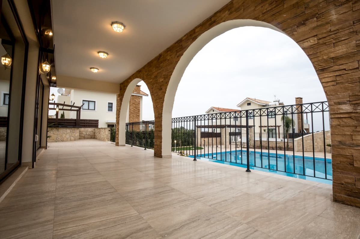 Three-storey villa with a swimming pool in a gated community by the sea 4