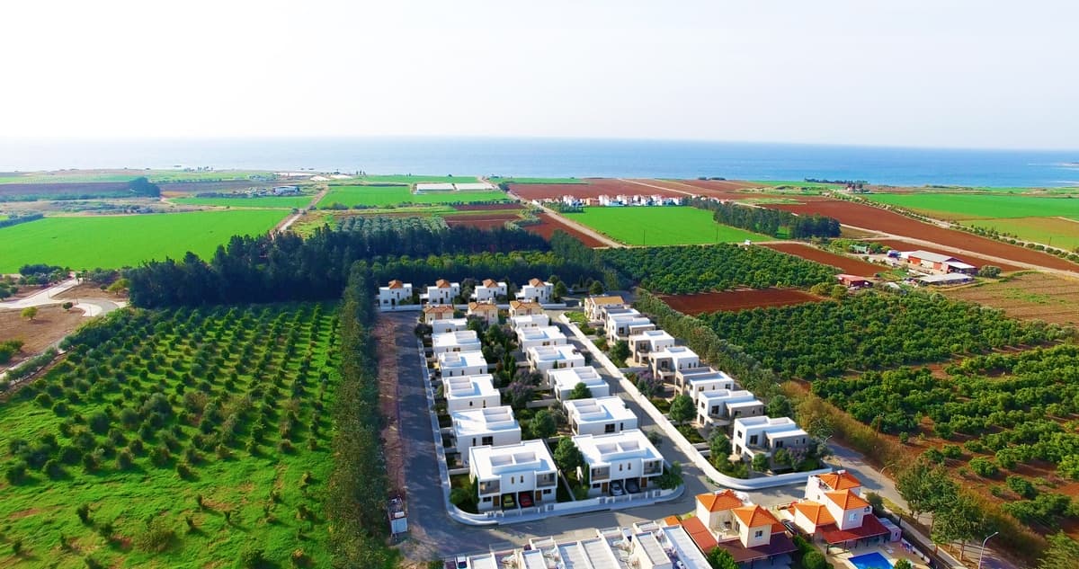 Villas and townhouses in a new residential project near the sea 7