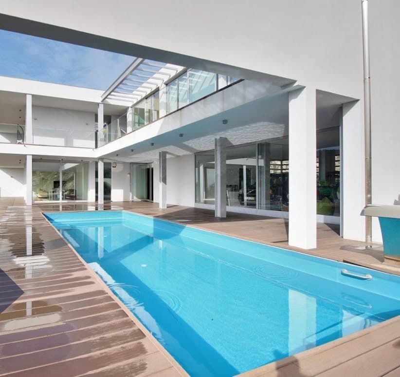 Three-storey villa with a pool on the coast of Portugal 1