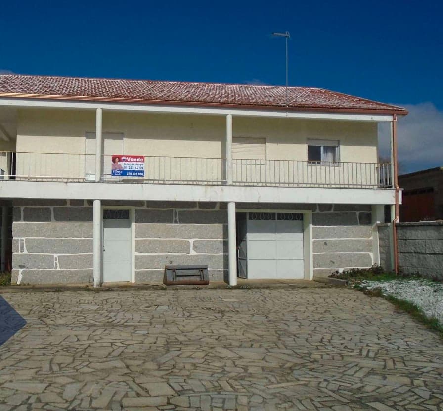 Two-storey villa in a typical Portuguese village 2