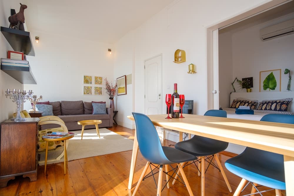 Furnished one-bedroom apartment with river view 4