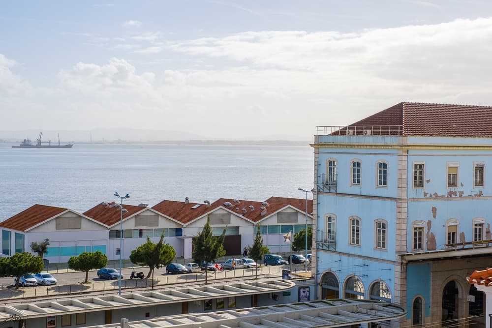 Furnished one-bedroom apartment with river view 27