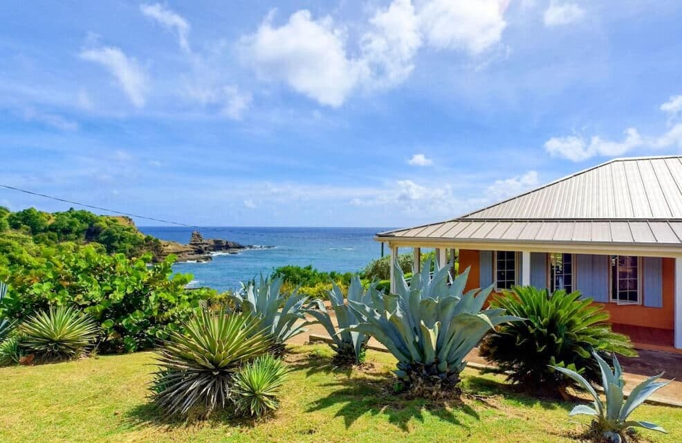 House with panoramic ocean views near the beach 1