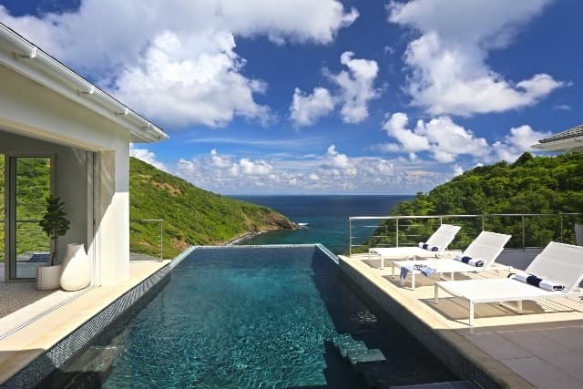 Luxury villa on the first coastline 2