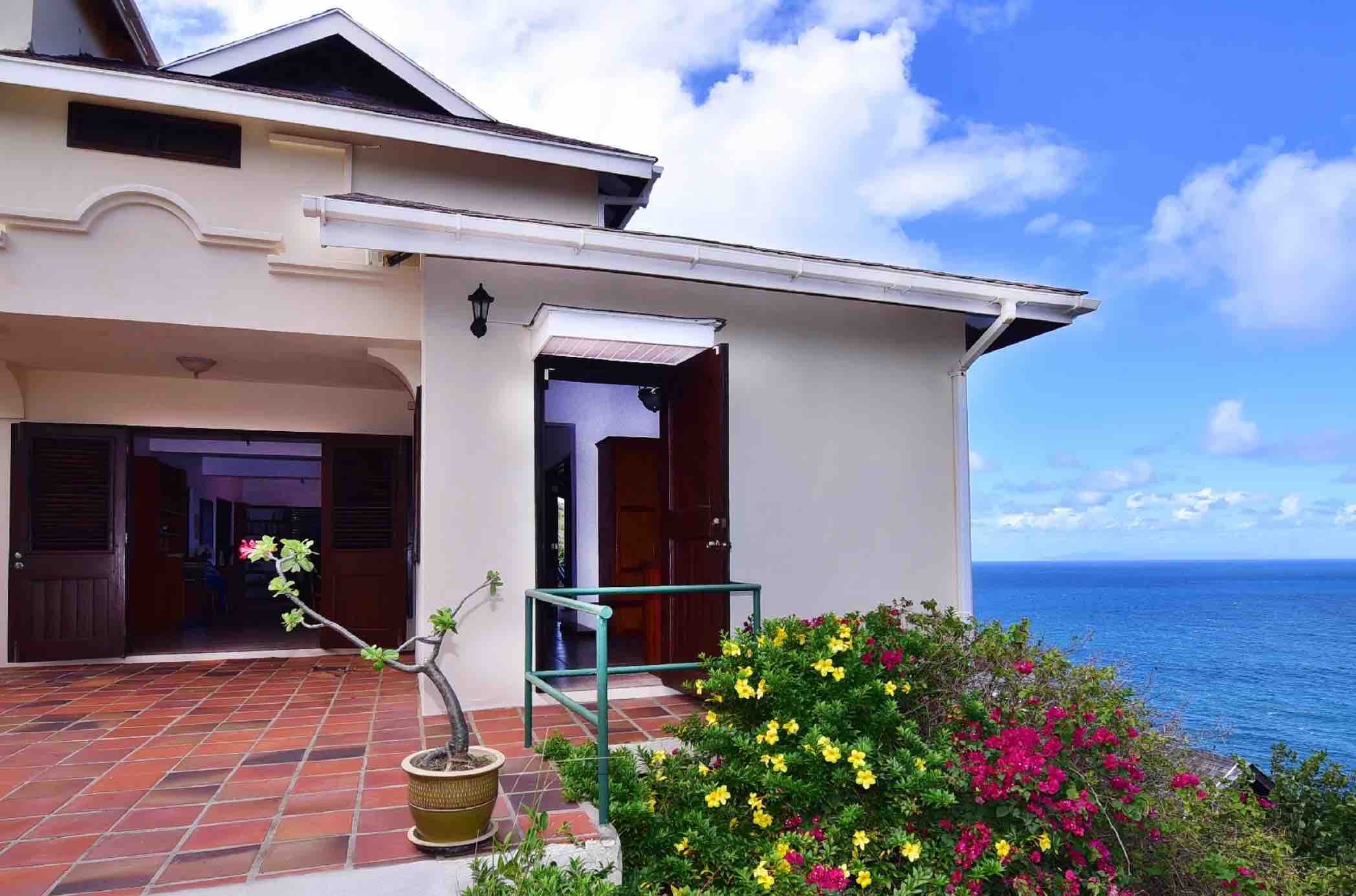 A stunning villa with panoramic ocean view 6