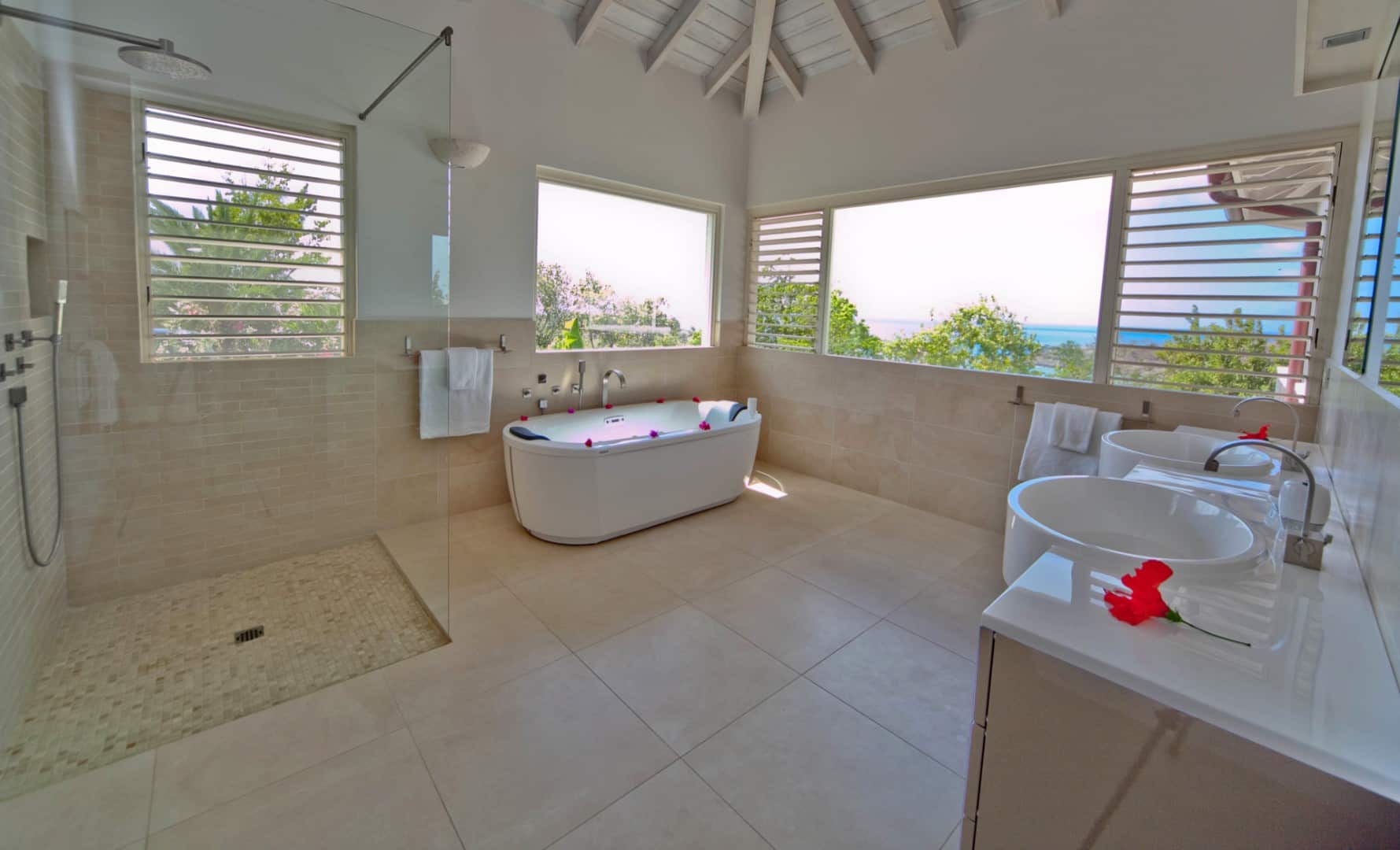 Luxury villa with ocean views in an exclusive residential area 14