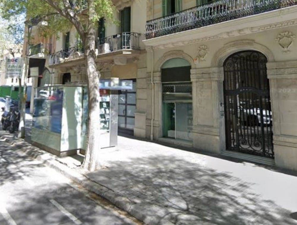 Commercial premises with guaranteed income not far from the center of Barcelona 2