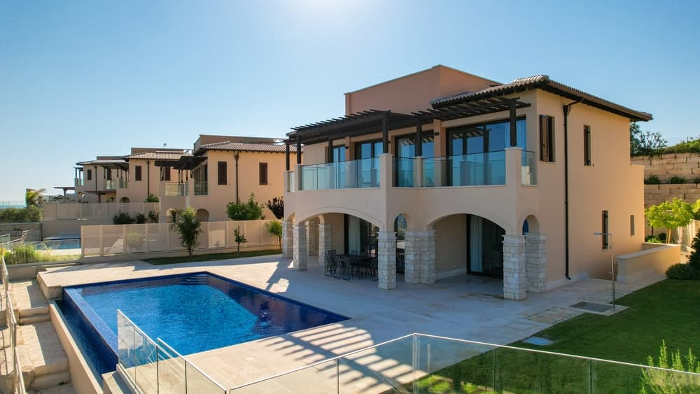 Luxury villas in an elite golf community 1