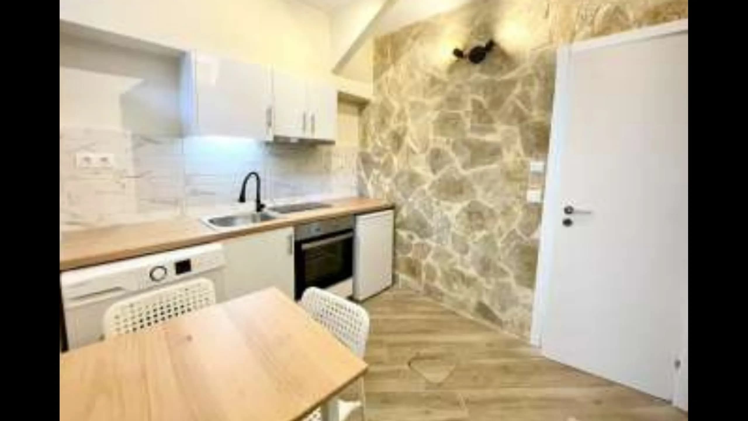 Cosy apartments with 2 bedrooms and guaranteed income, Central Athens 1