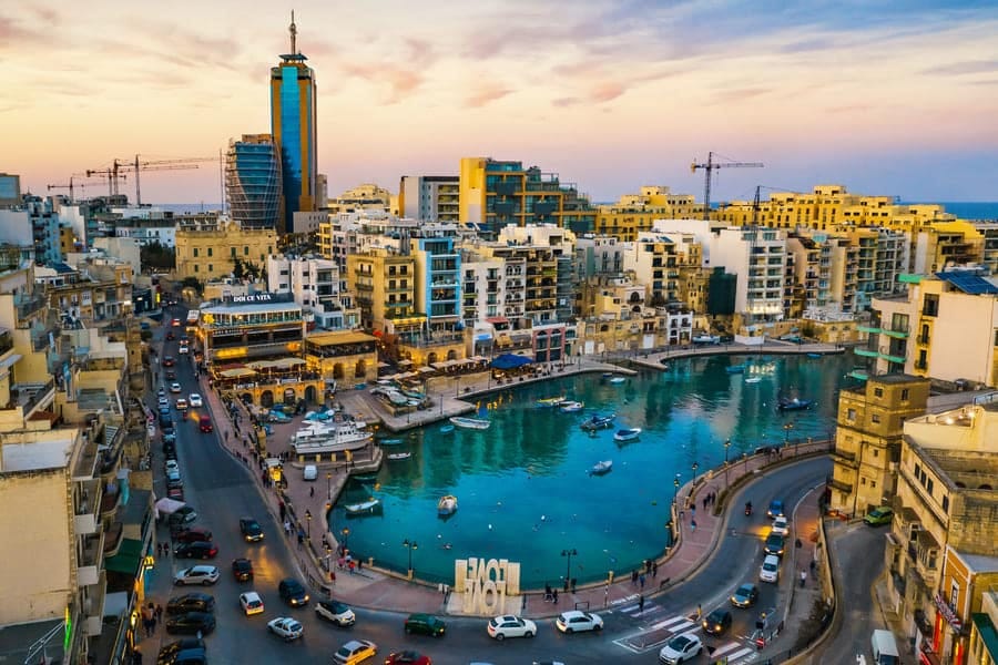 How to move from US to Malta: naturalisation paths to the EU