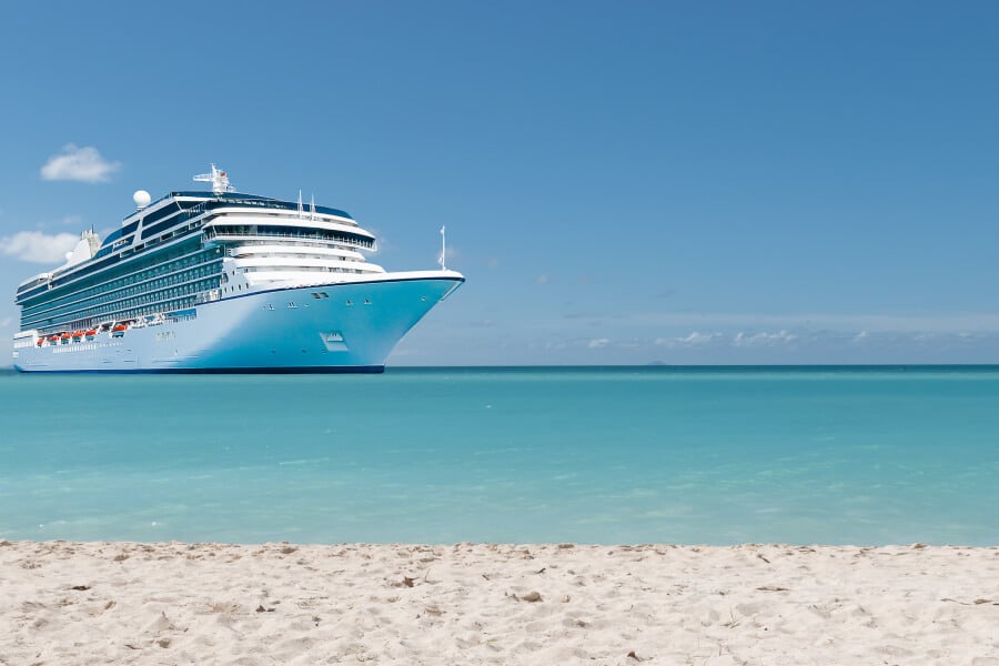 Antigua und Barbuda: weißes Kreuzfahrtschiff