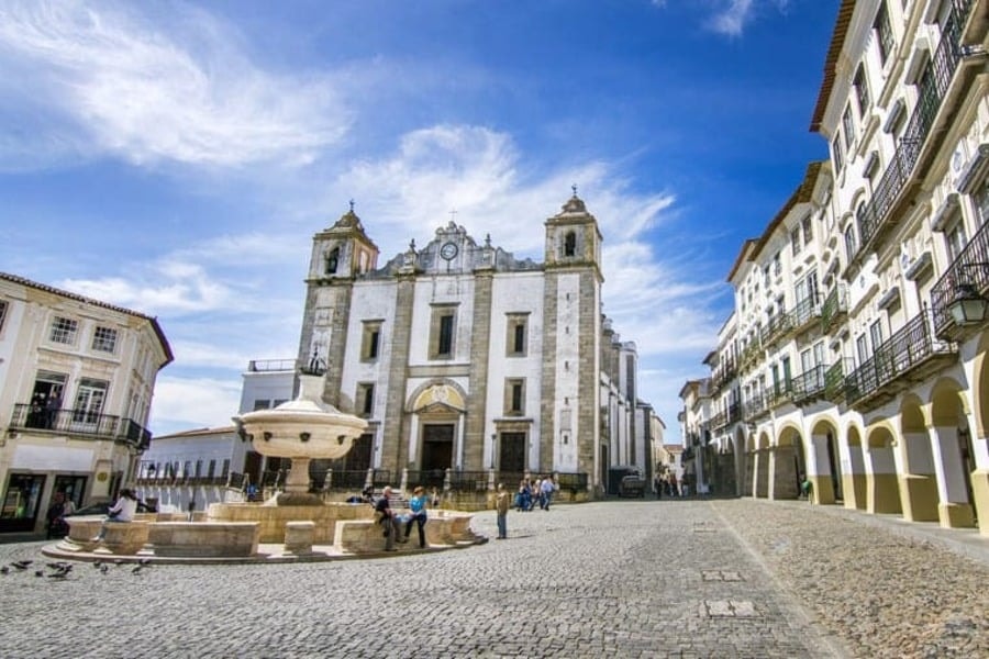 Living in Portugal — Évora's main square