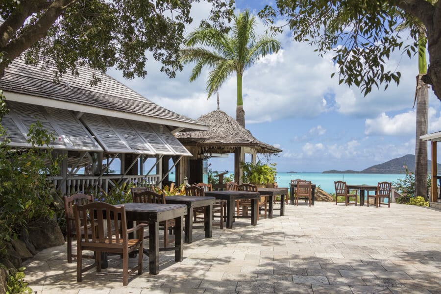Antigua und Barbuda: ein Restaurant mit Blick auf das Karibische Meer