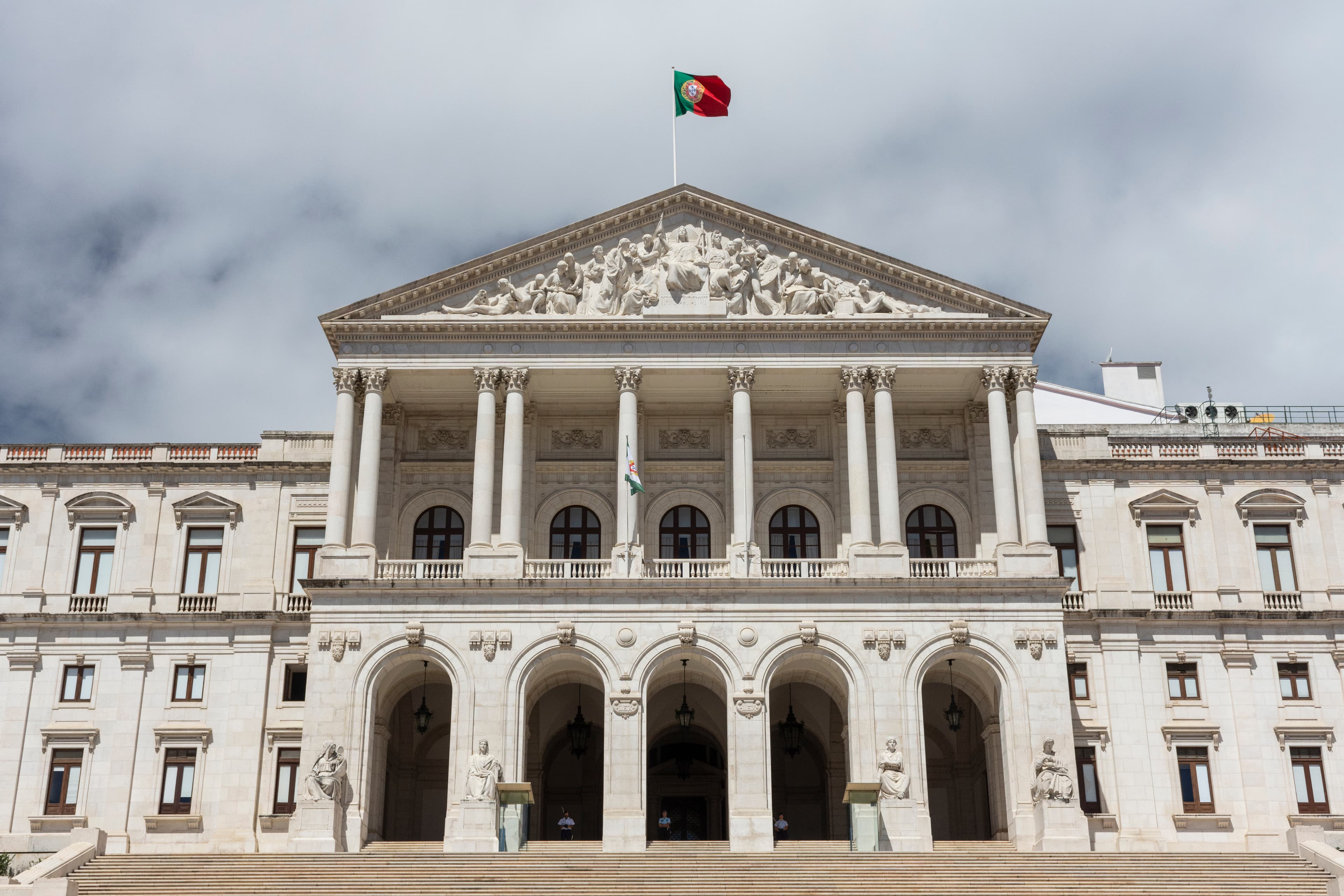 portugal-approves-citizenship-law-377012598